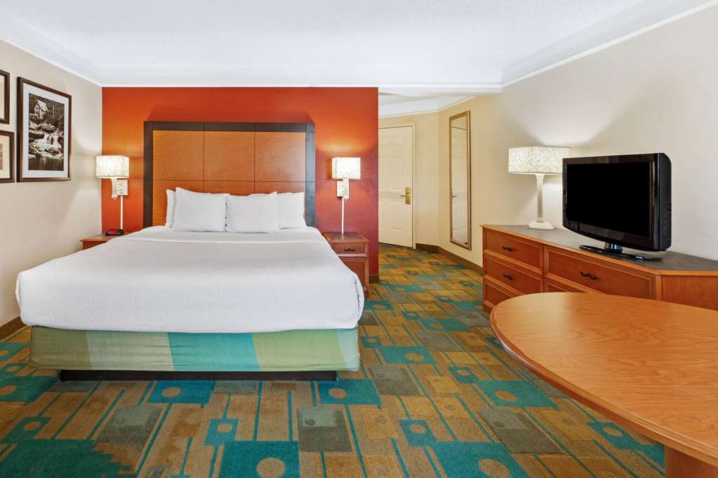 La Quinta Inn & Suites by Wyndham Albuquerque West - photo 12