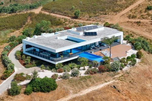 Villa Sernadinha in Lagos by LovelyStay — 4-Star Luxury Hotel in Bensafrim, Portugal