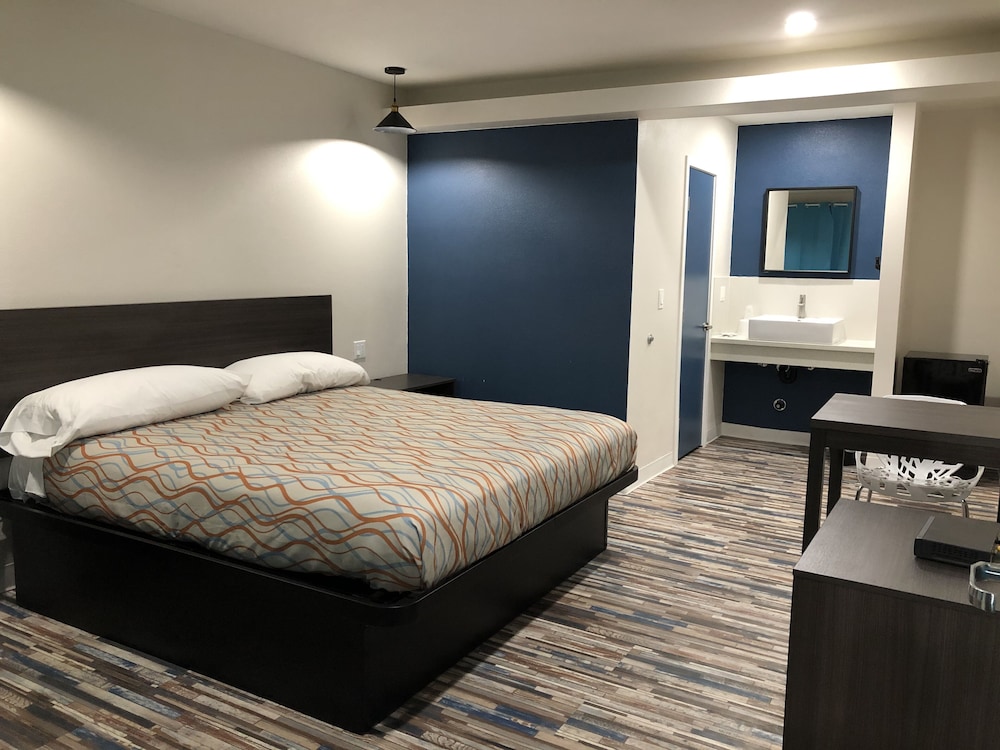 Tradewinds Motel - photo 2