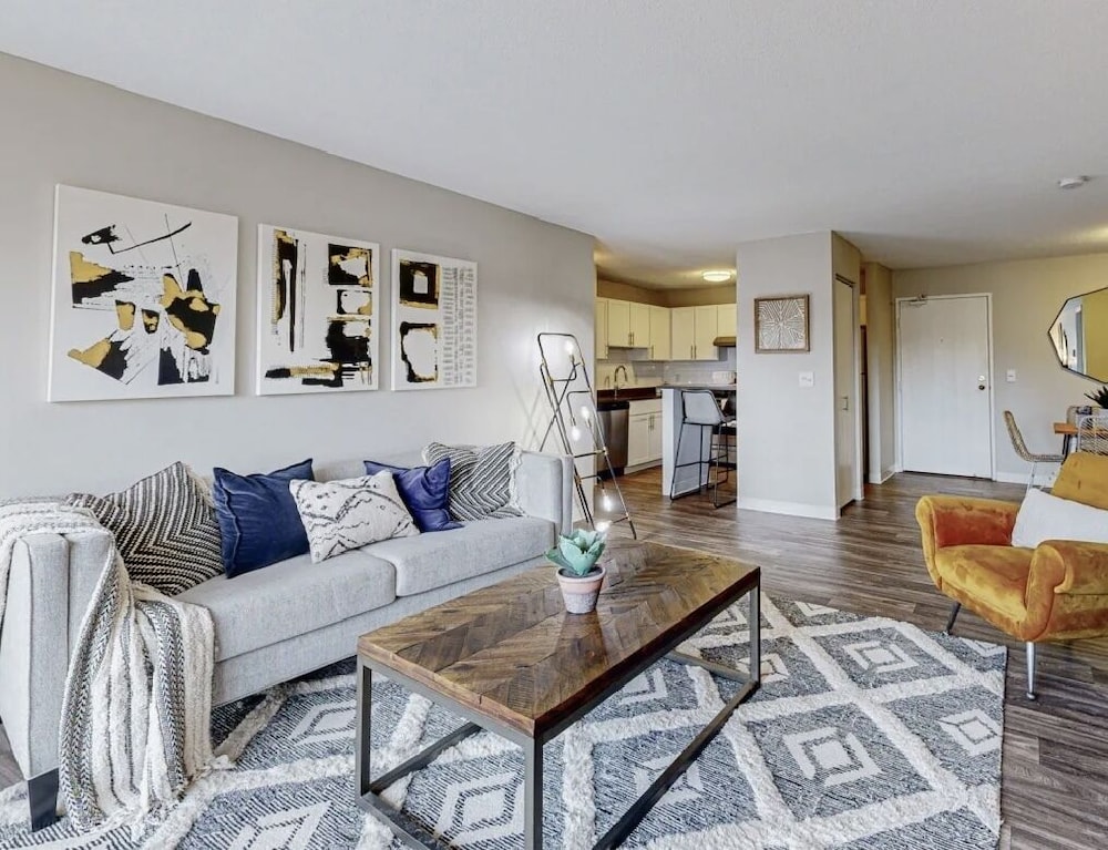 Glamorous 2B2BA with patio views and gym — 4-Star Luxury Hotel in Bloomington, United States