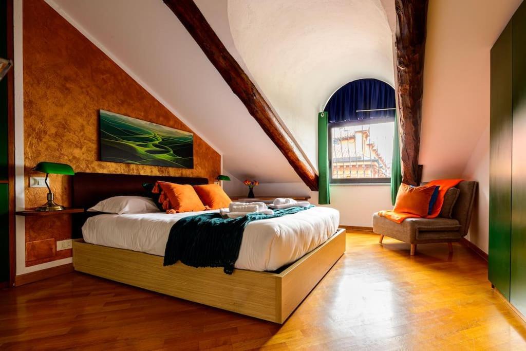 Porta Susa Centro Elegante Mansarda X5 Wi Fi — 4-Star Luxury Hotel in Turin, Italy