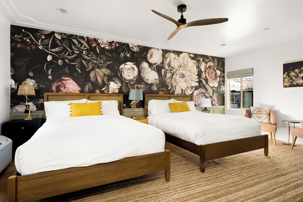 Fleur Noire Hotel 21 and Over - photo 32