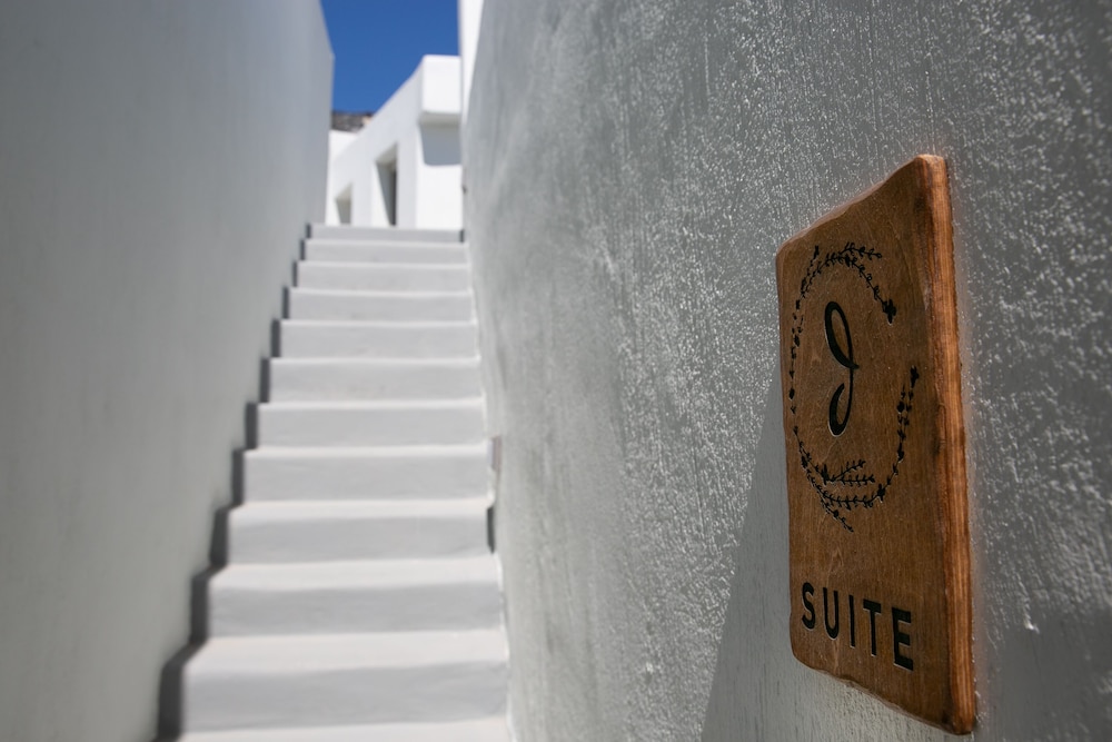Thimari Lodge — 4-Star Luxury Hotel in Fira, Greece