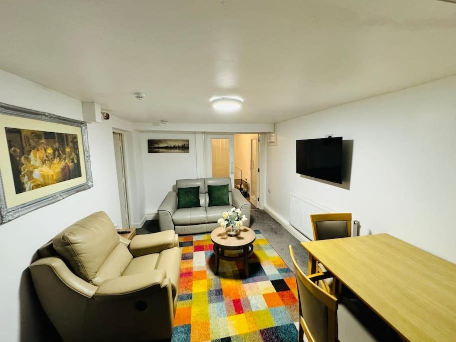 1 Luxe Bed Apt GView Derby City — 4-Star Luxury Hotel in Derby, United Kingdom