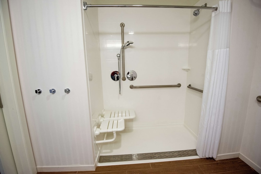 Hampton Inn and Suites Manchester - photo 27