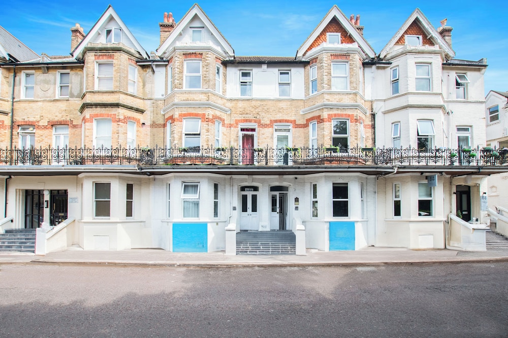 OYO The Lodge Bournemouth — 4-Star Luxury Hotel in Bournemouth, United Kingdom