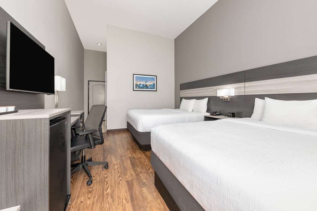 La Quinta Inn & Suites by Wyndham Allen at The Village - photo 14