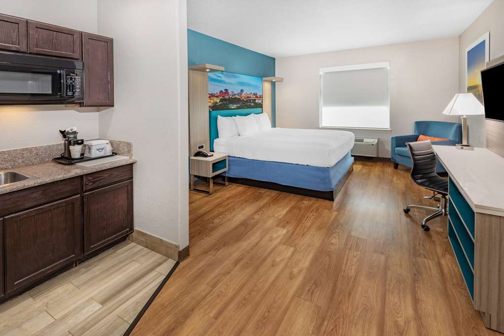 Days Inn & Suites by Wyndham San Antonio near Frost Bank Center - photo 35