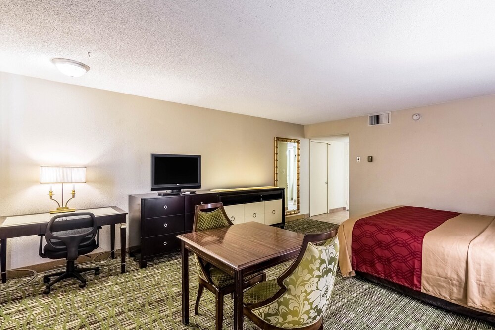 Rodeway Inn & Suites Fresno - photo 11
