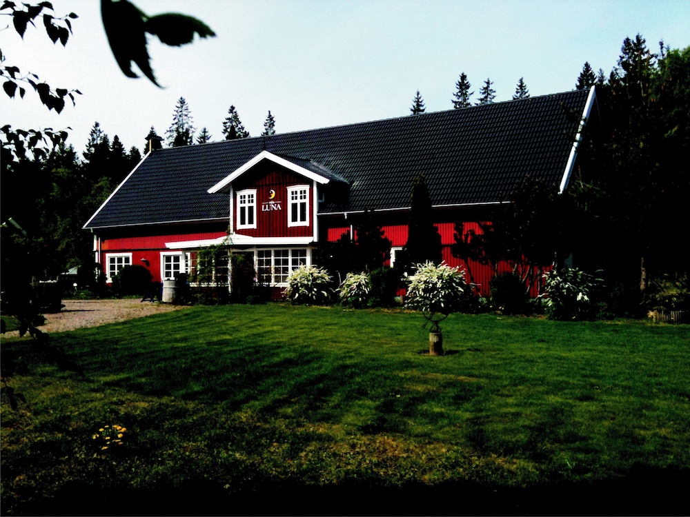 Villa Luna Breakfast Hotel — hotel in Osby