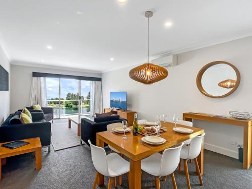 Villa On The Green — 4-Star Luxury Hotel in Cessnock, Australia
