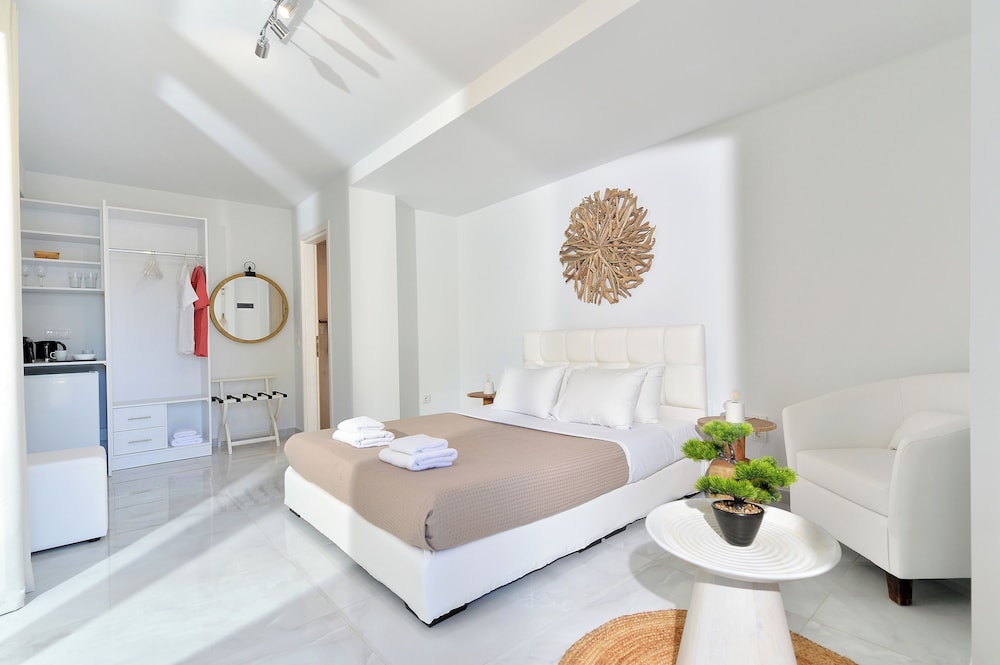 Alekos Luxury Suites Free 24h Transportation From To Airport — 4-Star Luxury Hotel in Artemida, Greece