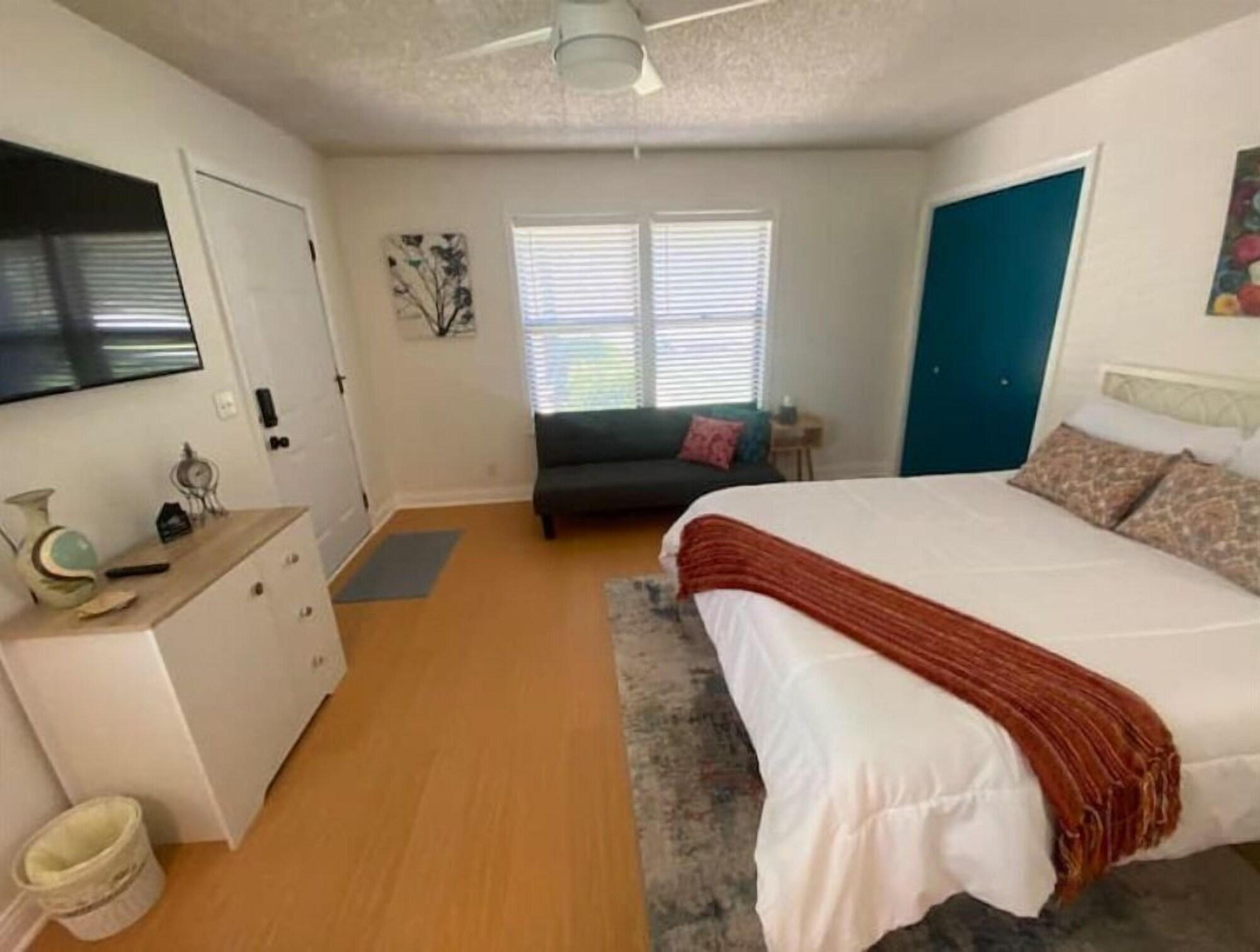 Secluded Lakeview retreat by Eureka Springs CANOE in Eureka Springs, United States