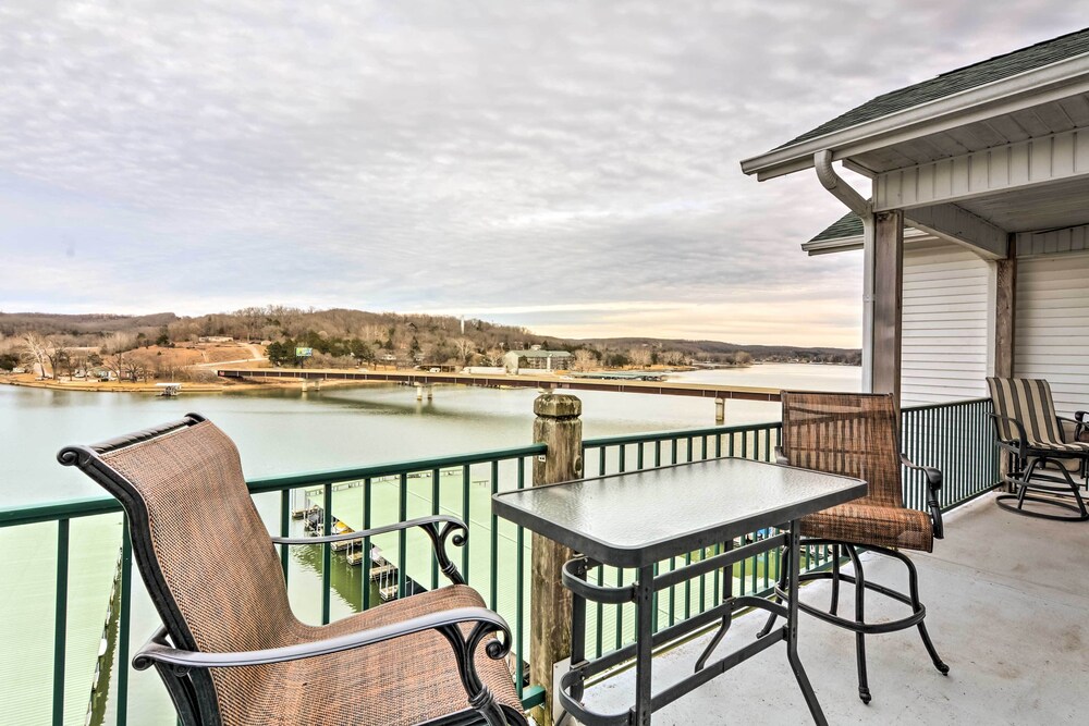 2 Pools Waterfront Condo on Lake of the Ozarks — 4-Star Luxury Hotel in Camdenton, United States