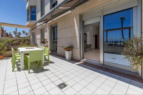 Luxury Sea View Apartment With 2 Rooms — 4-Star Luxury Hotel in Valencia, Spain