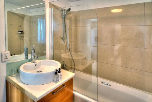 Horizon Bay 1404 by HMH