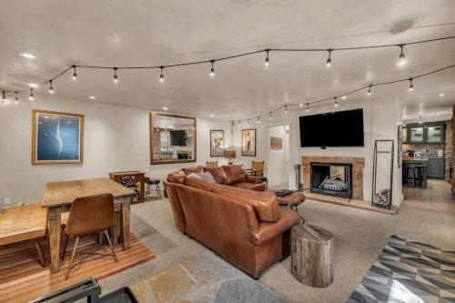 Rustic 2BR Steps from Main St — Bridgeport — photo 4