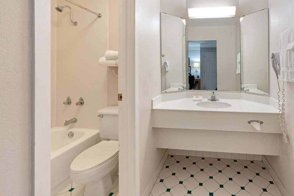 La Quinta Inn by Wyndham Phoenix Sky Harbor Airport - photo 32