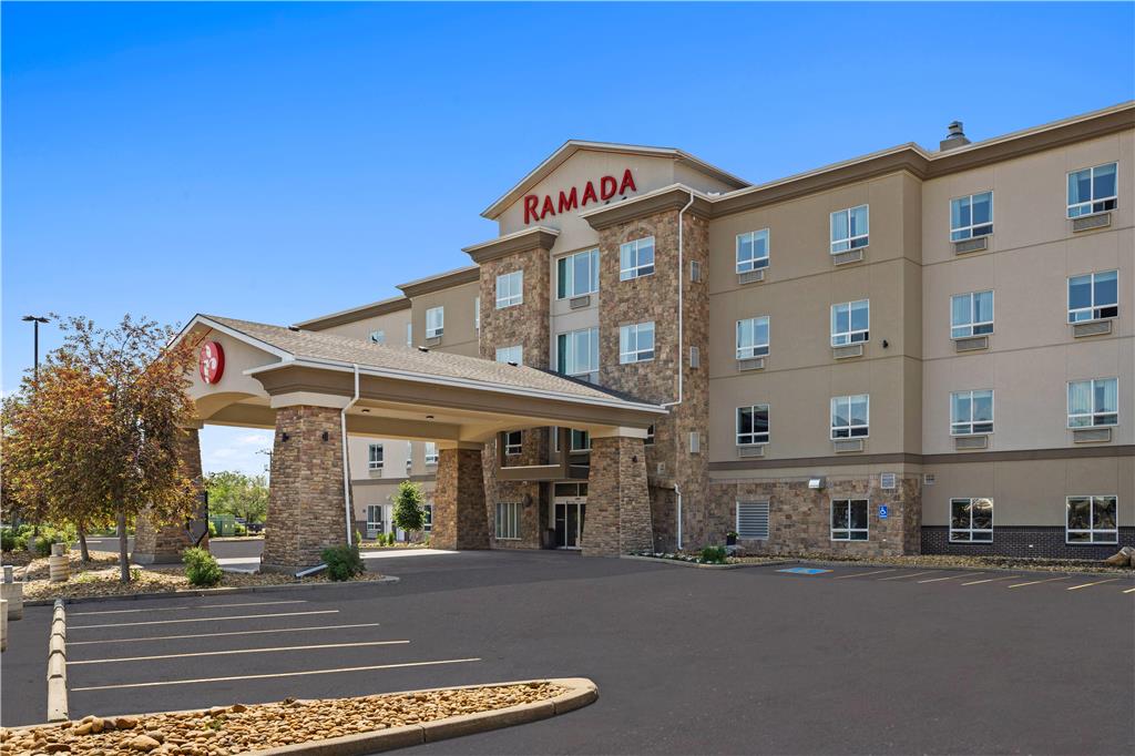 Ramada by Wyndham Drumheller Hotel & Suites — Three Hills — photo 2