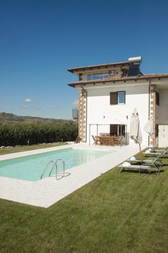 Villa Mariarosaria Dimora Esclusiva con Piscina — 4-Star Luxury Hotel in Amorosi, Italy