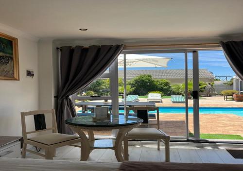 Modern Studio with Pool 5 mins from Beach