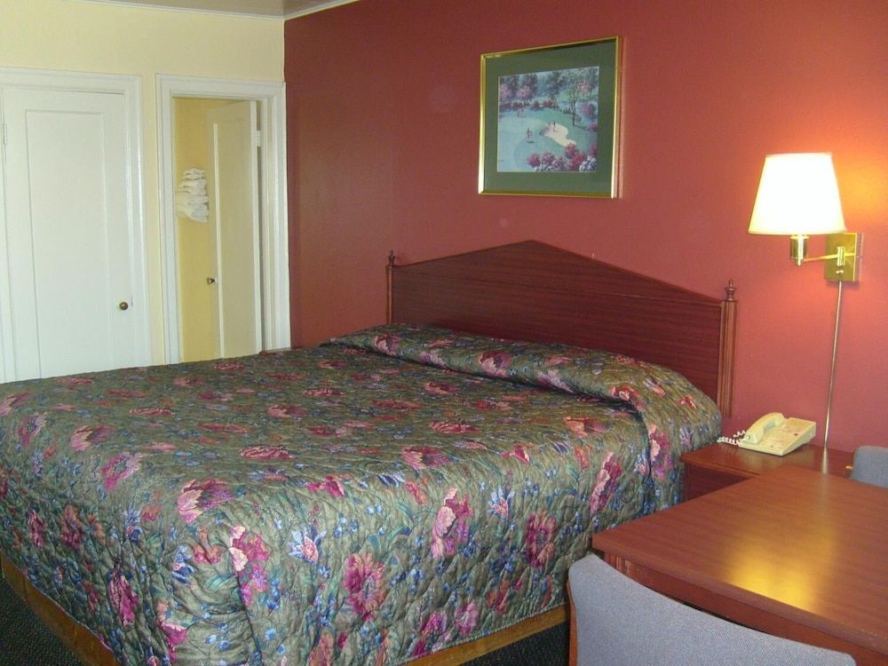 Cascade City Center Motel - photo 13