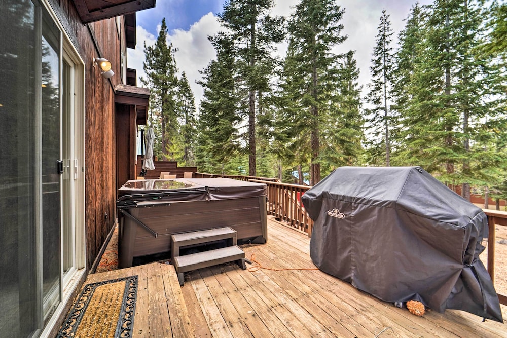 Tahoe Donner Retreat w Hot Tub & Fireplace - photo 2