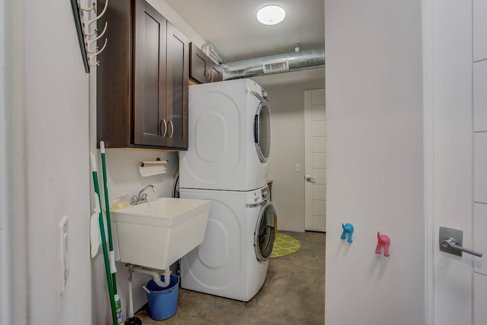 3BR Modern Marveldowntown Customprivate Balcony - photo 27