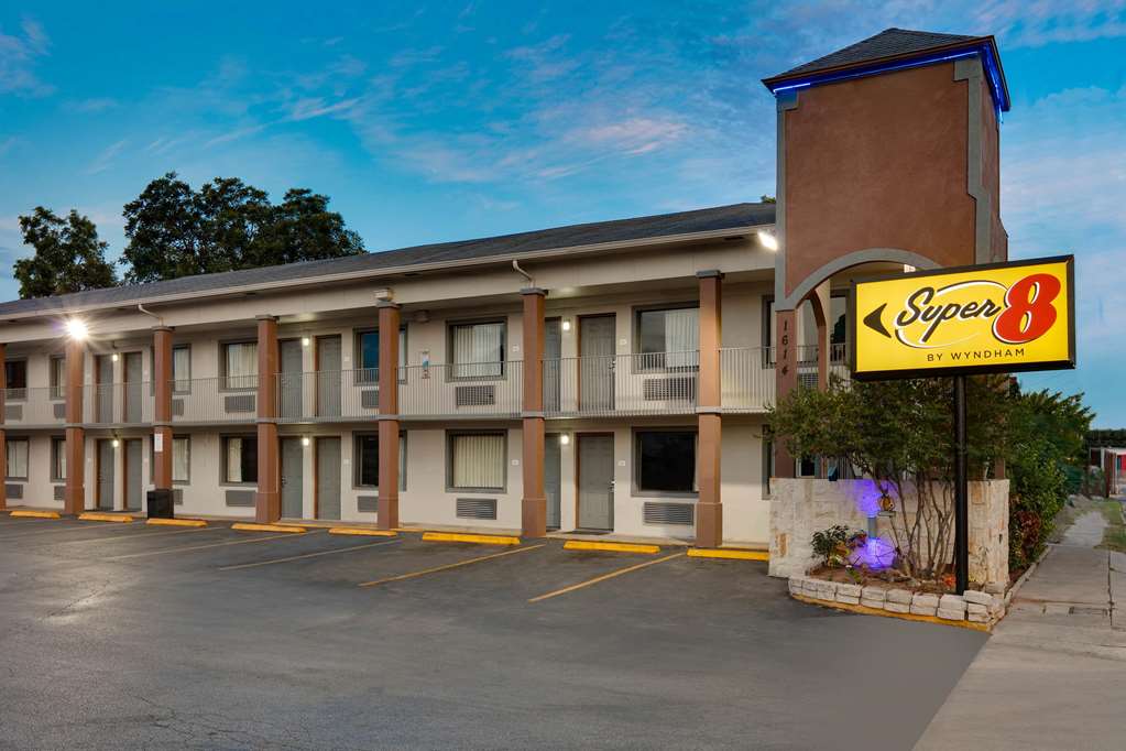 Super 8 by Wyndham San Antonio Pearl District Downtown - photo 2