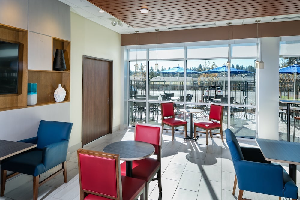Holiday Inn Express & Suites Bend South an IHG Hotel - photo 4