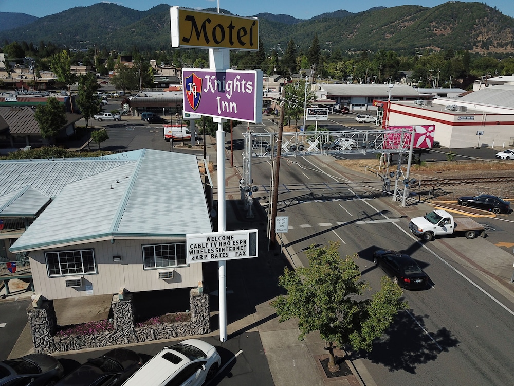 Knight's Inn Motel - photo 57