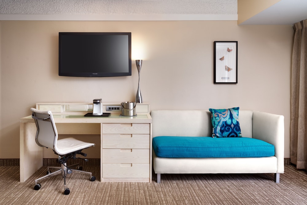 Atrium Hotel at Orange County Airport - photo 3
