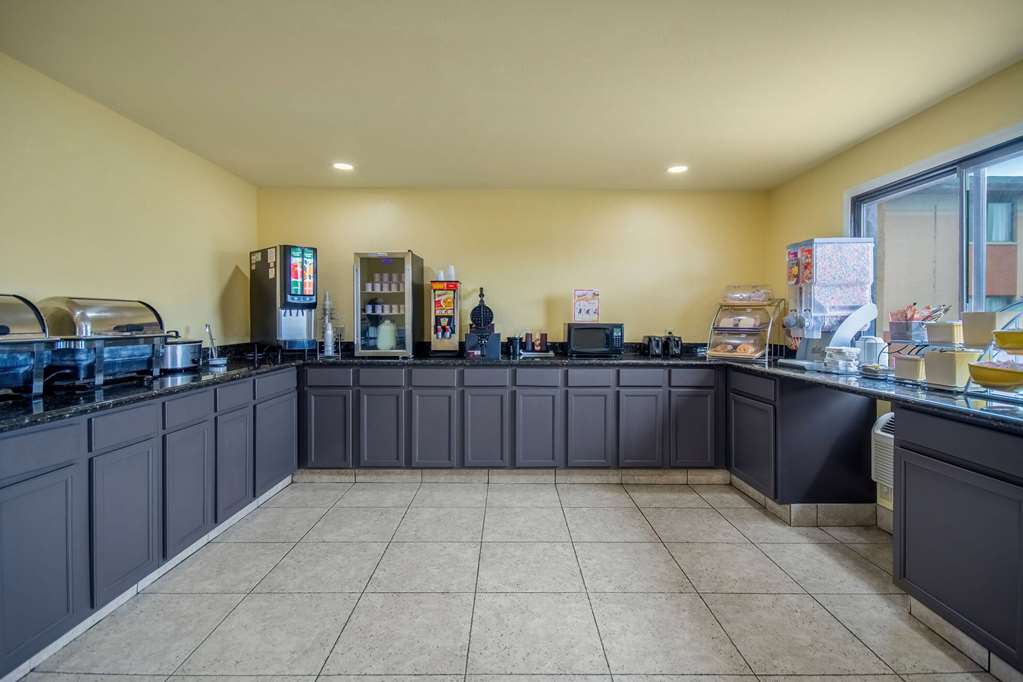 Days Inn & Suites by Wyndham Waterloo - featured photo