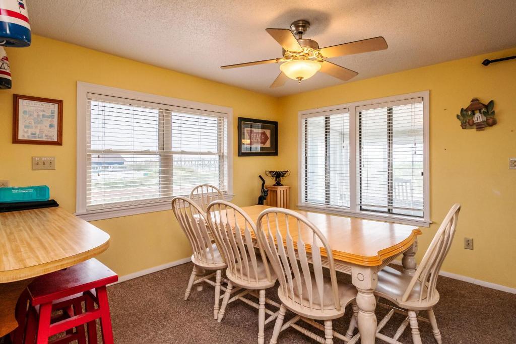Beach Barn by Oak Island Accommodations - photo 8
