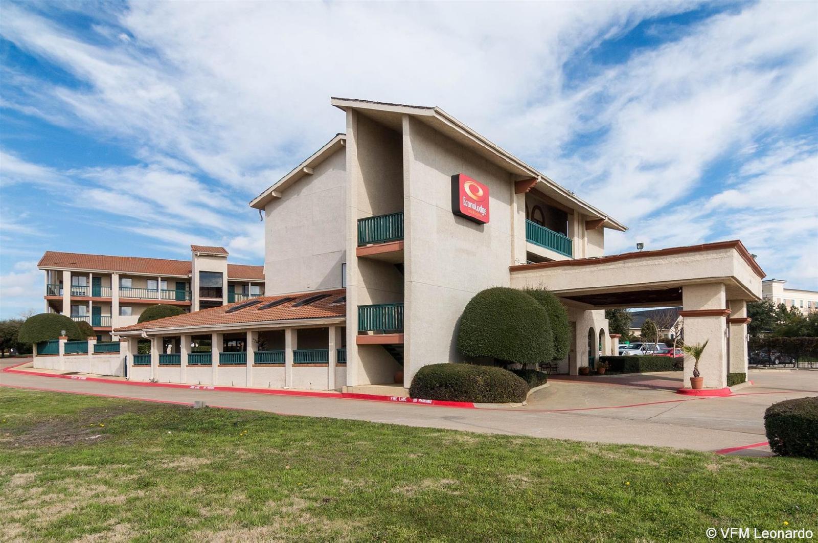 Econo Lodge Inn And Suites Arlington - photo 2