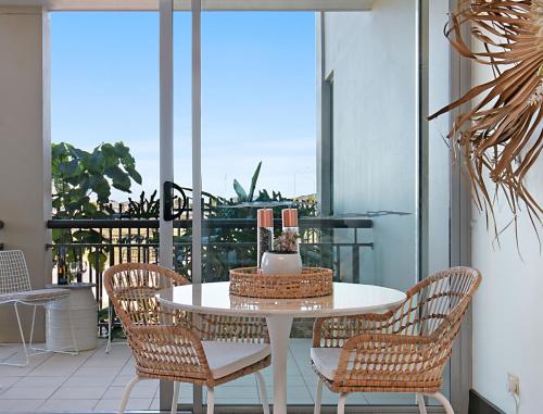 128 Santai Stylish Resort Apartment by uHoliday — hotel in Casuarina