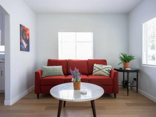 4BR Disney Retreat Private Yard Kings Beds Pets OK — 4-Star Luxury Hotel in Fullerton, United States