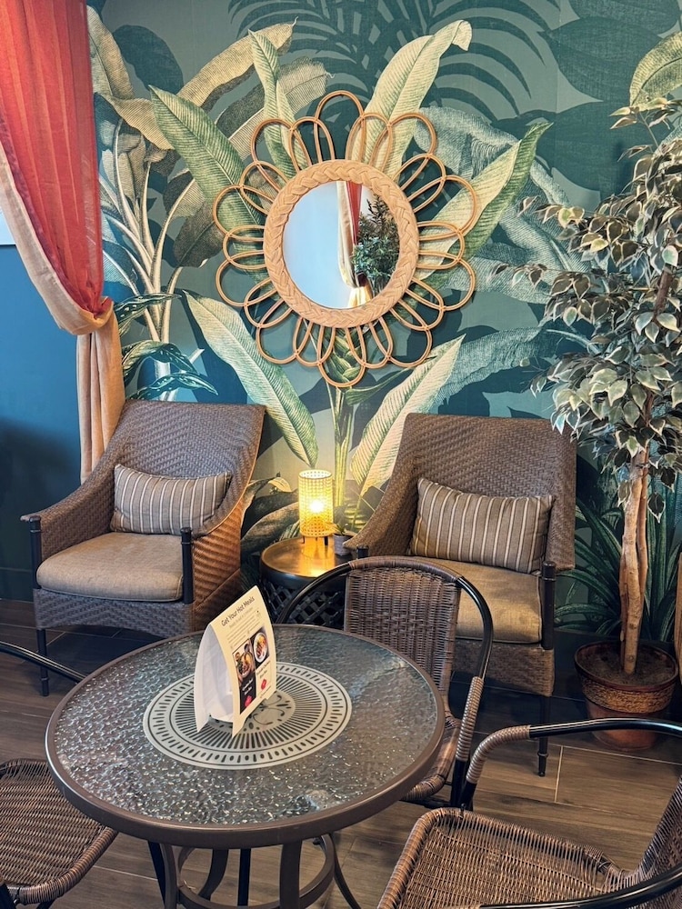 GreenTree Inn & Suites Alhambra - photo 9
