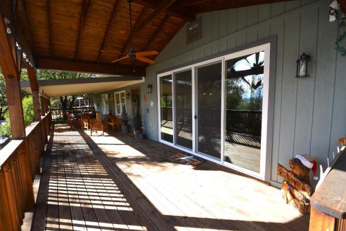 Ledge House Lake Area Free Night Special — 4-Star Luxury Hotel in Bass Lake, United States