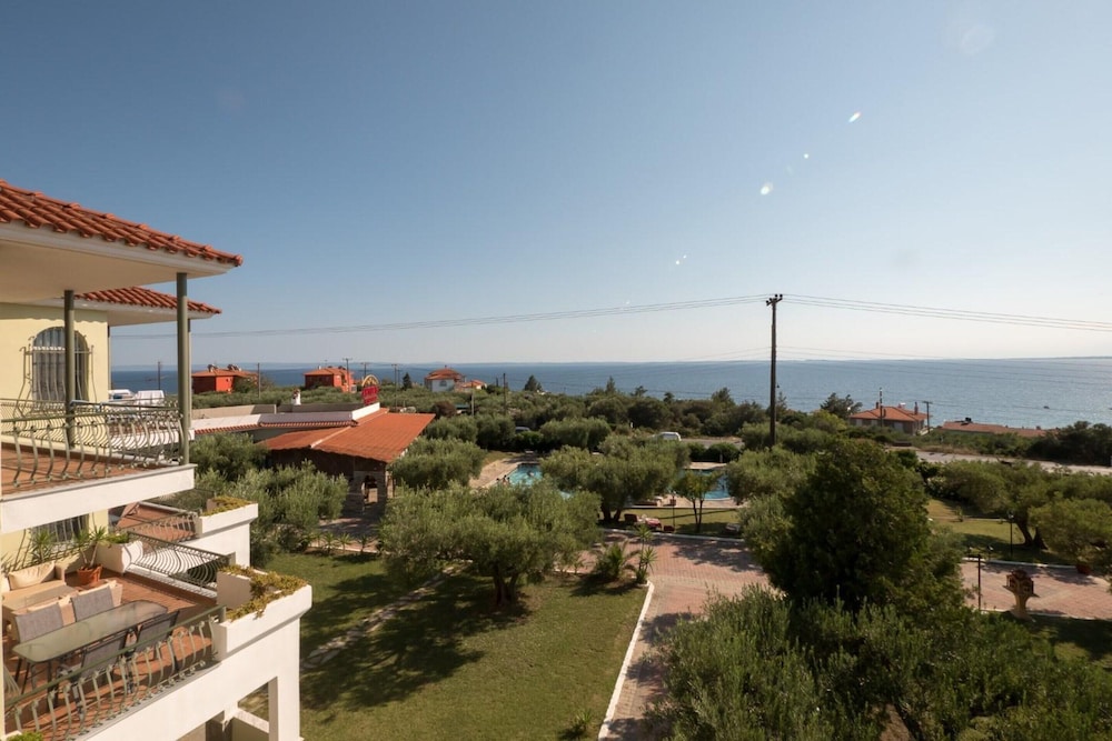 Duplex Gerakini Apartment with Pool — 4-Star Luxury Hotel in Polygyros, Greece