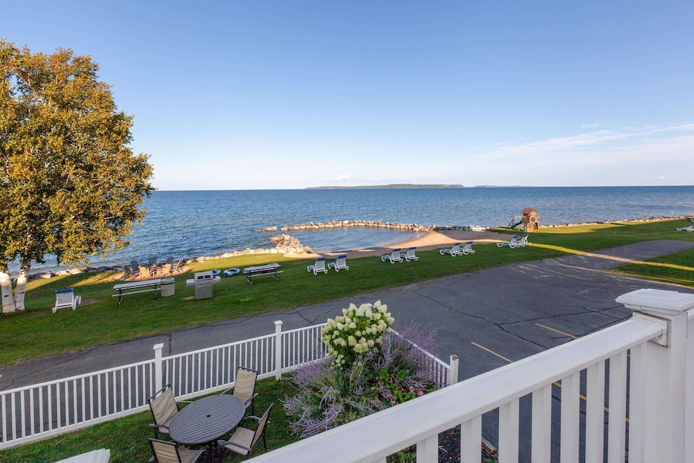 Baymont by Wyndham St. Ignace Lakefront - photo 43