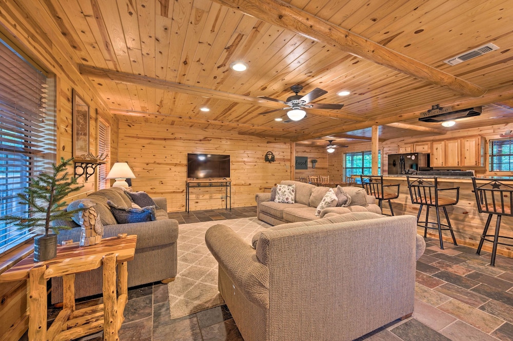 Broken Bow Retreat on 2 Acres with Hot Tub And Deck — 4-Star Luxury Hotel in Broken Bow, United States