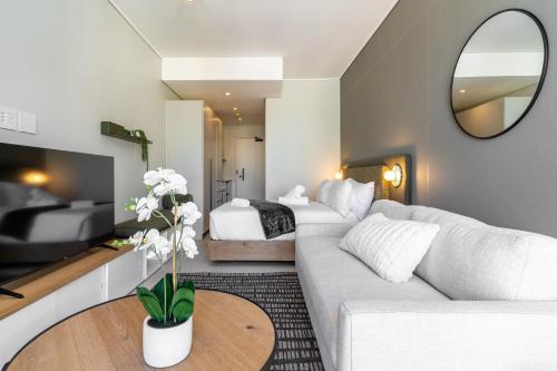 The Rose 703: Modern 7th Floor City Apartment