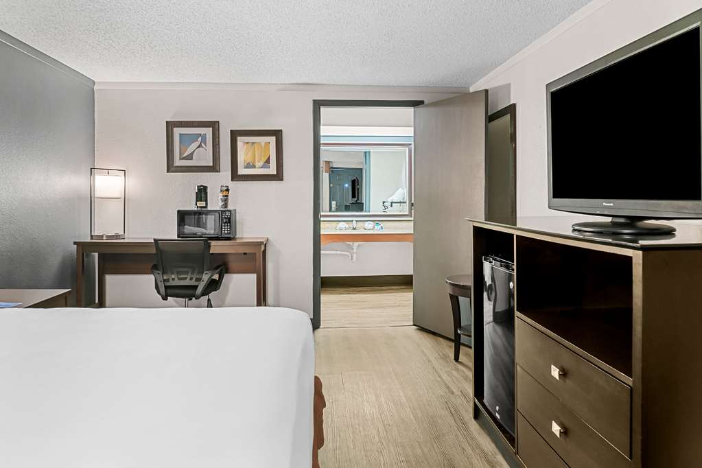 Rodeway Inn & Suites Saginaw I 675 - photo 17