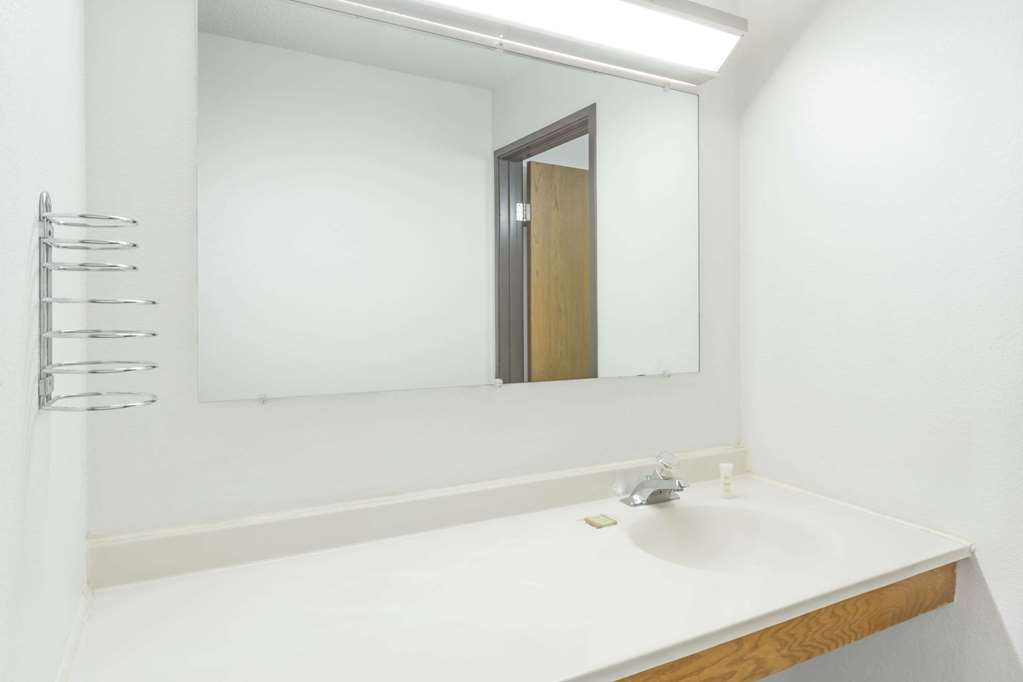 Super 8 by Wyndham Pontiac - photo 5