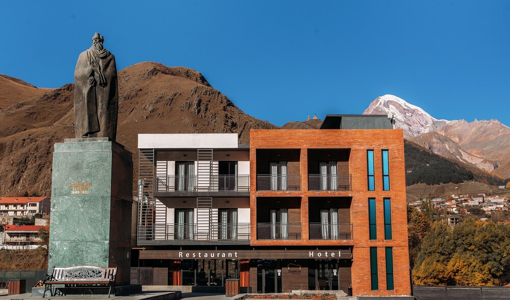 Hotel Stancia Kazbegi City Center in Step'antsminda, Georgia