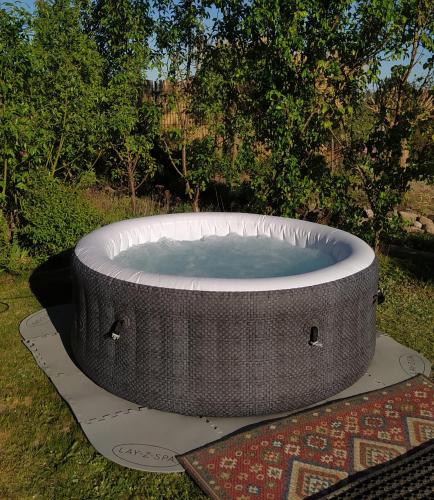 Domek Na Wsi sauna i jacuzzi — hotel in Dabrowka