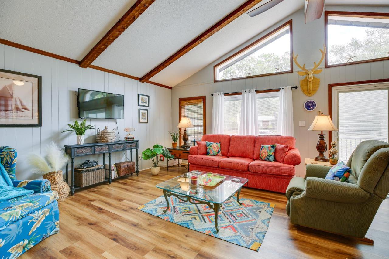 Oak Island Vacation Rental with Decks Walk to Beach — 4-Star Luxury Hotel in Oak Island, United States