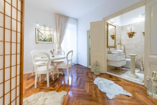 Elegant & Enchanting Apartment At Old Town Entrance
