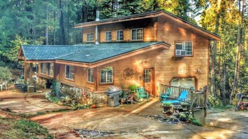 A Lovely Cabin House at Way Woods Retreat with Outdoor Hot Tub By Sacred Hub MGMT — 4-Star Luxury Hotel in Foresthill, United States